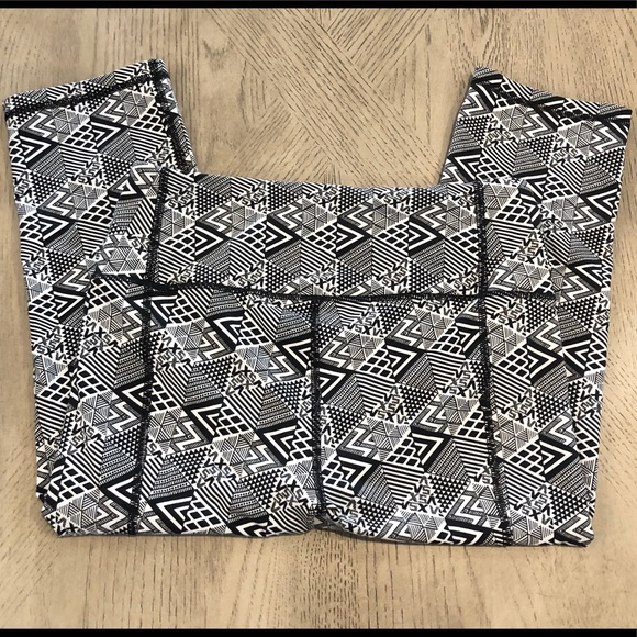 NWOT Victoria’s Secret Knockout cropped leggings - Picture 3 of 3